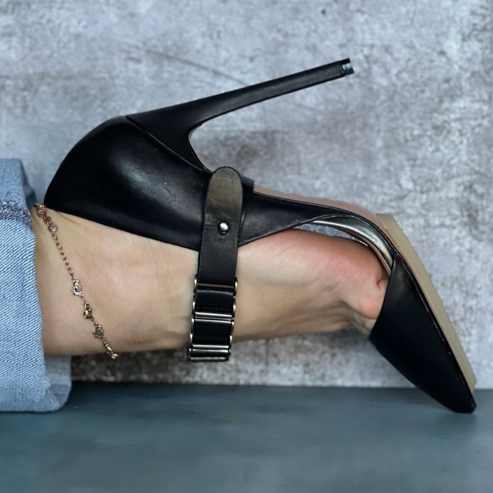 Black Leather Pump Heels Pointy Toes with a Chain Detail - Picture 8 of 10